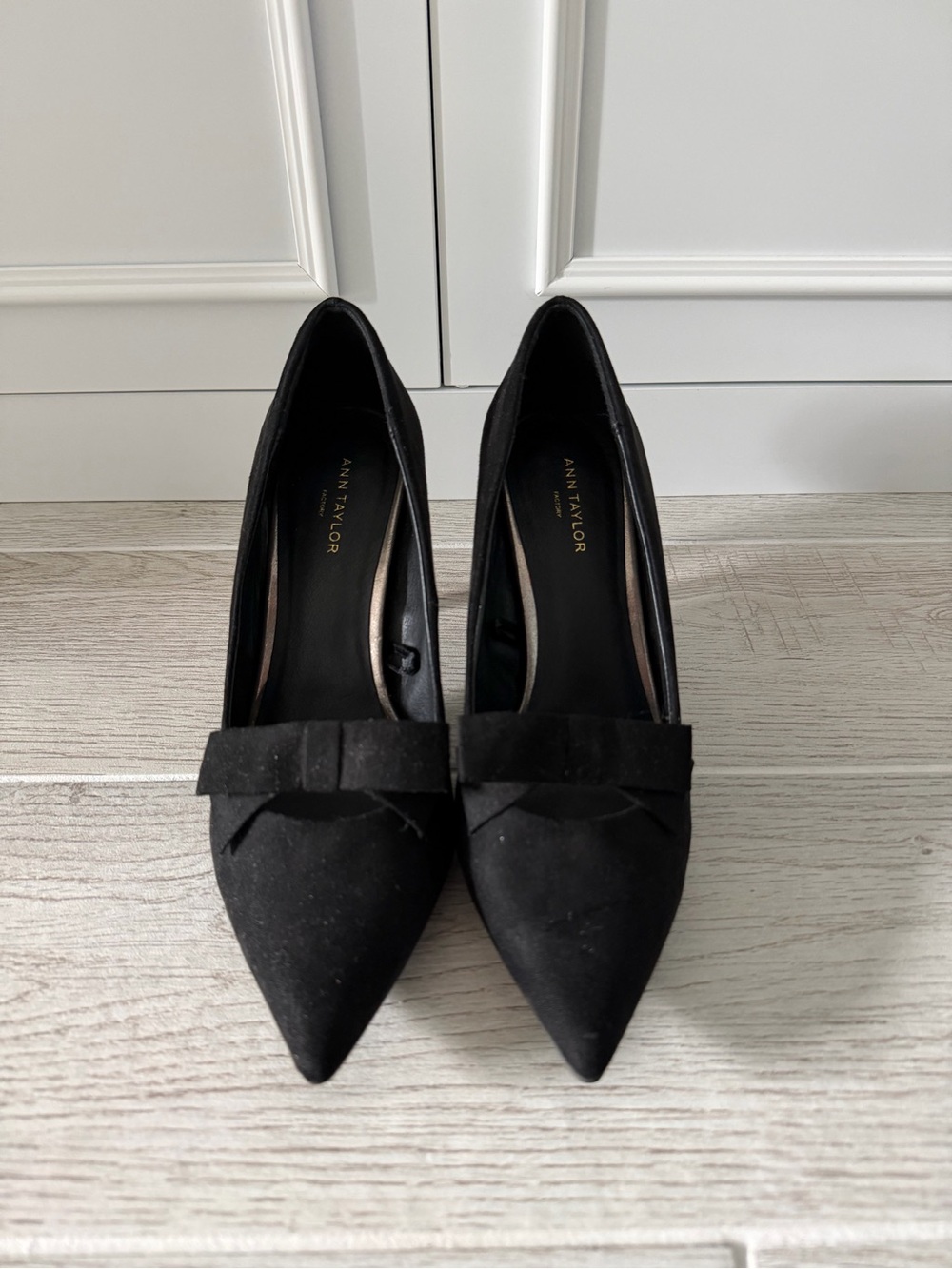 Ann Taylor Black Pointed Toe Bow Flats